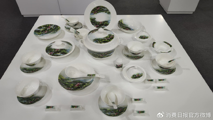 图为景德镇陶瓷大学展出的陶瓷贴花餐具。